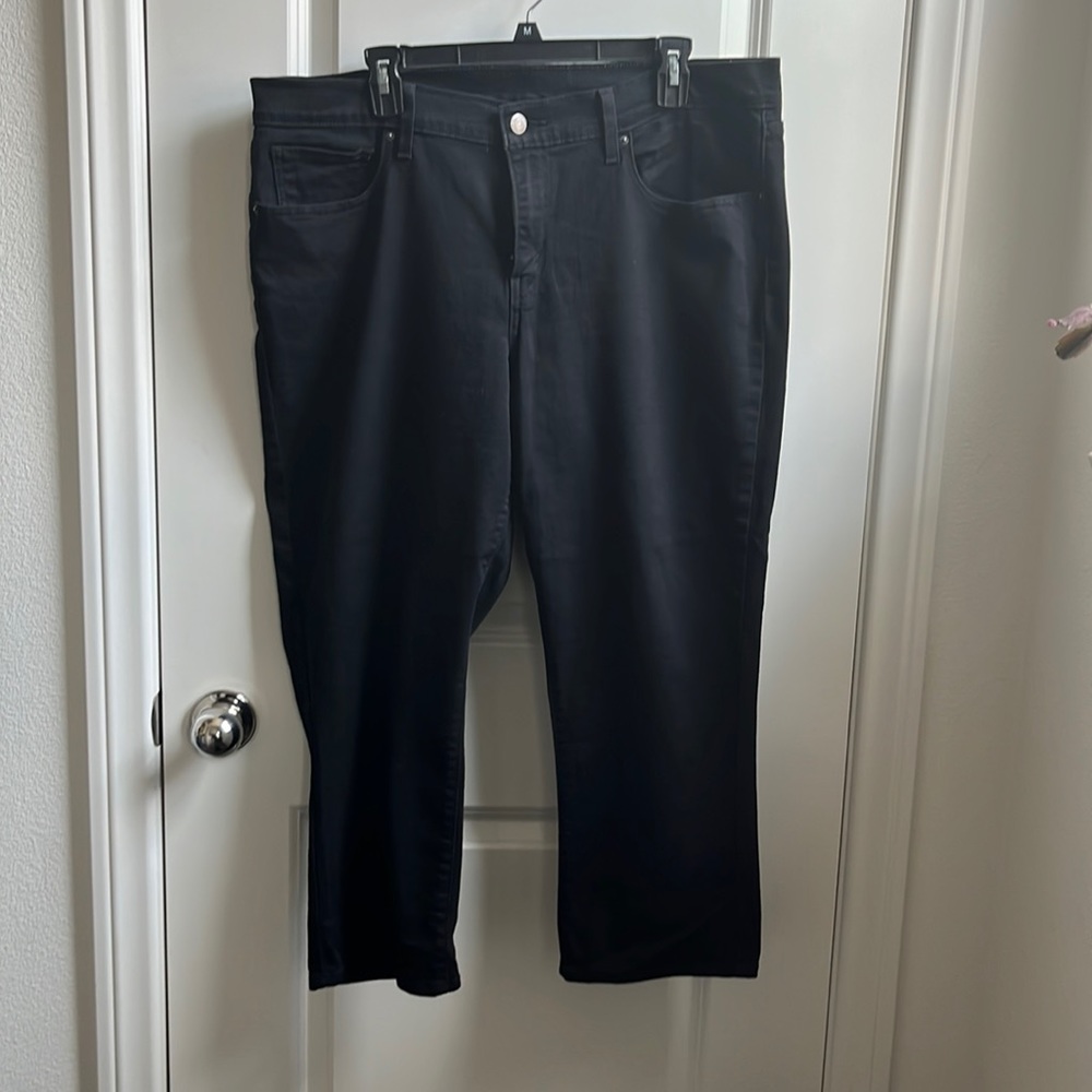 Womens black stretchy Levis w33/short